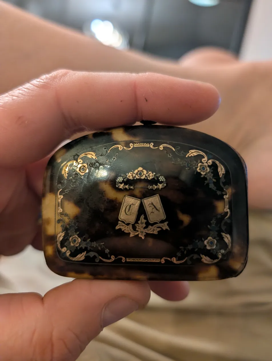 Objet ancien expertisé porte Louis d'or en écailles de tortue valorisé 500 €